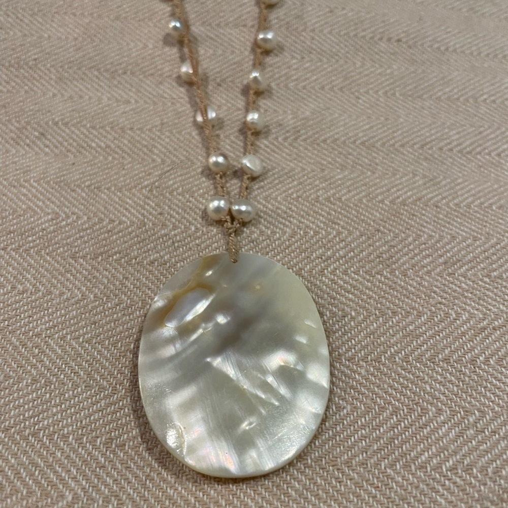Shell necklace with real pearls.